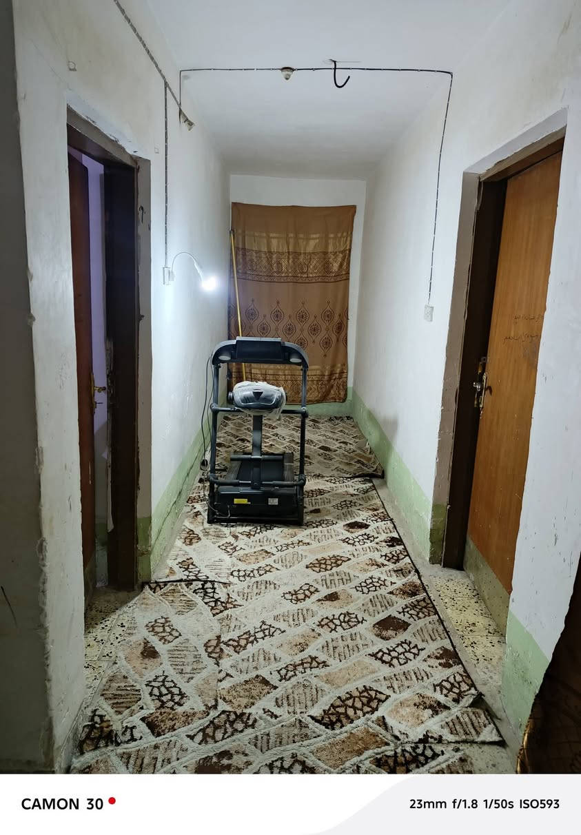 بيت للبيع طابو صرف 250م حي النصر الاول قرب مولدة حميد طابقين غرفتين فوك وغرفتين جوه عالي عن الشارع للاتصال ***********
