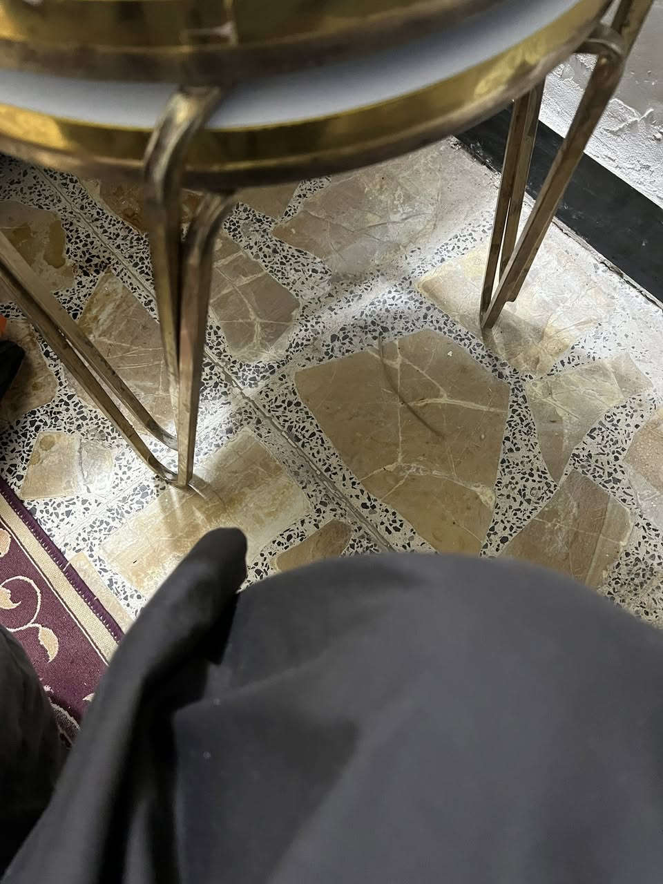 اسلام عليكم بيجو لميس 2016 بيها صبغ باب سايق وهلال خلفي وره الصدر   سياره جاهزه من كلشي بس المكينه بيها دخان مكاني بغداد الشعب السعر 42بيها محال بسيط ***********
