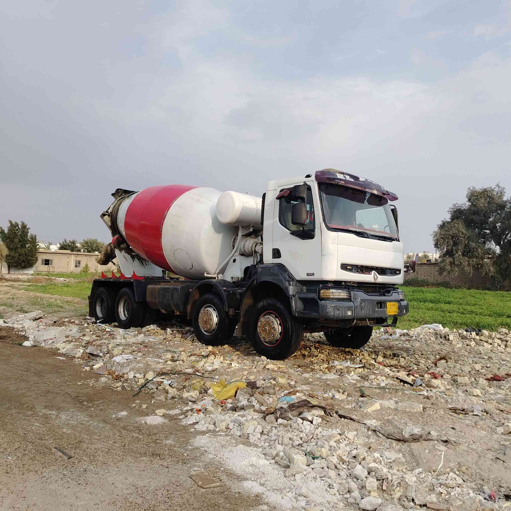 للبيع خباطه رينو 2003 محوره بم ونوزل جدر 11م السعر 260 ورقه وبيها  مجال للاستفسار الاتصال على ***********
