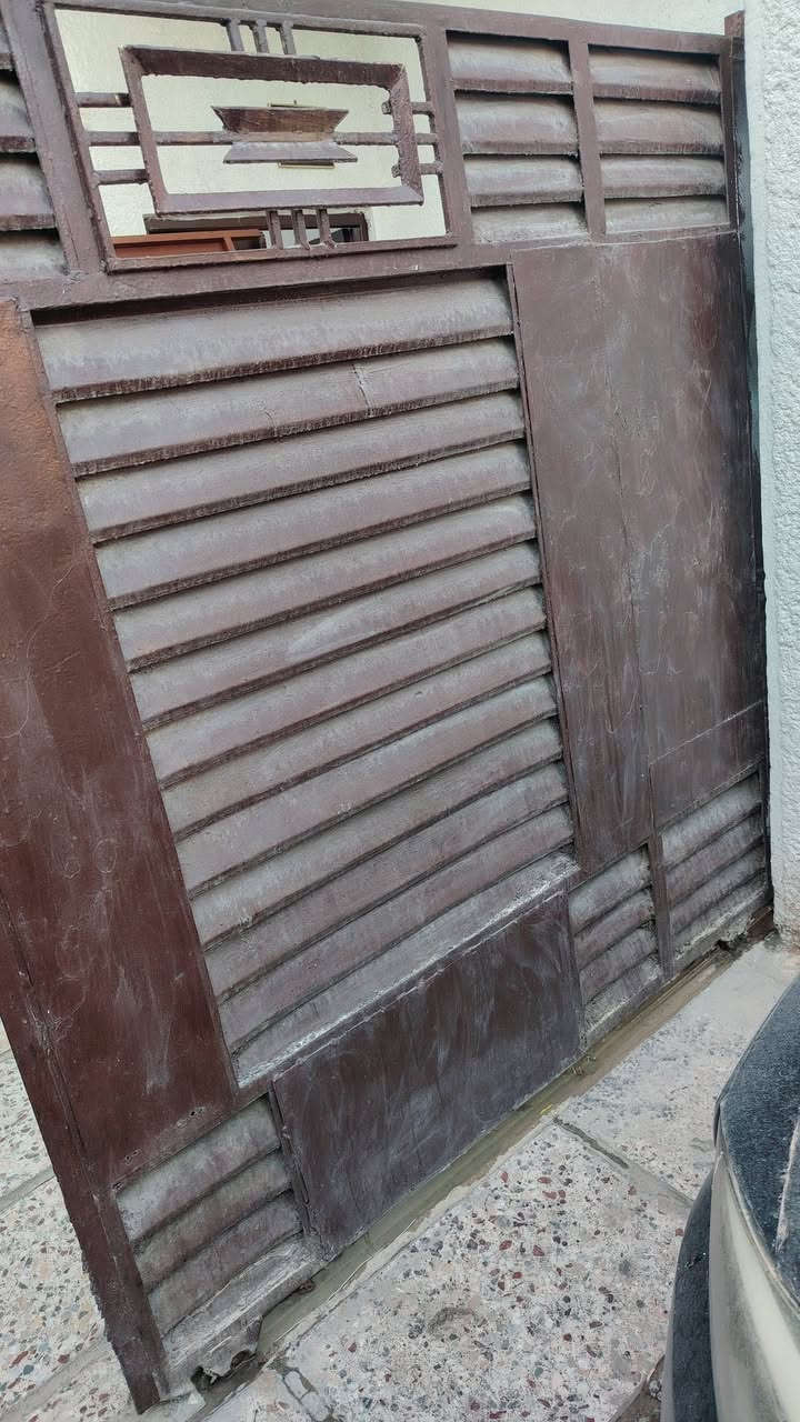 باب حديد للبيع مستعمل ***********
