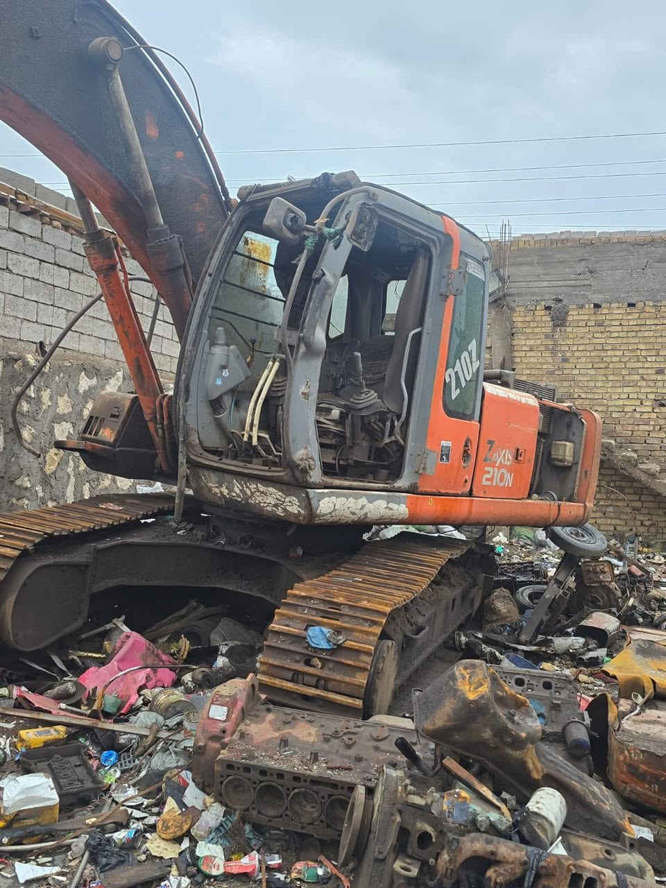 السلام عليكم
حفاره زت اثري 210 Z موديل الفينات بسمنه 

حفاره شغاله عوزه شويه صيانه وتلحيضات 

مشتغله ع حديد 

السعر 150$ وبيها مجال قليل بدون كمشه 

المكان الديوانية 

*********** رقمي الهاتف
