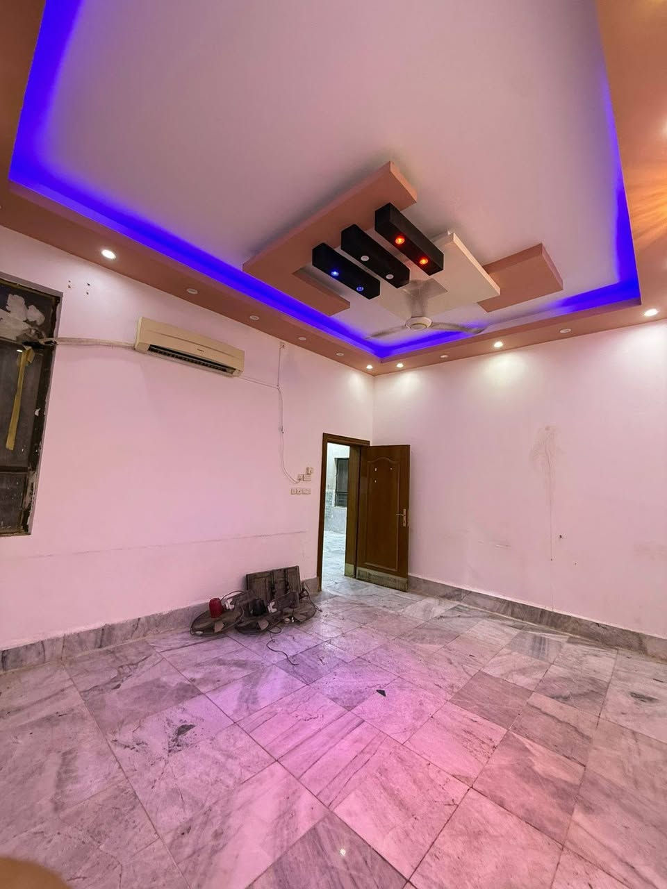 أللهم صل وسلم وبارك على ألحبيب ألمصطفى وأل بيته ألطيبين ألطاهرين
للشركات فقط :
 بيت للإيجار في مركز مدينة ألسماوه وفي احد أحيائها ألراقيه  ..
 للراغبين من ألشركات وألمكاتب وألدوائر مراجعة مكتب ألركن ألذهبي أو ألإتصال على أرقام ألمكتب ,,,***********   ----      ***********
