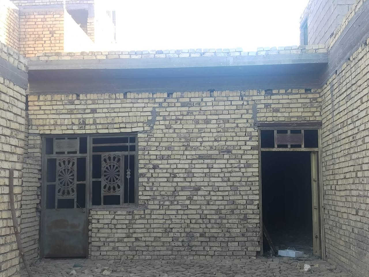 سلام عليكم ورحمة الله وبركاته بيت زراعي للبيع في دور الزراعه مقابيل البيطره مساحته 200م يحتوي عل غرفتين وصاله ودوانيه ومطبخ ملاحضه البيت واصل للبخ فقط بي وصل تطويب البيت لايرهم لامرواس لاقصاد بيع نقد نقد فقط ***********
