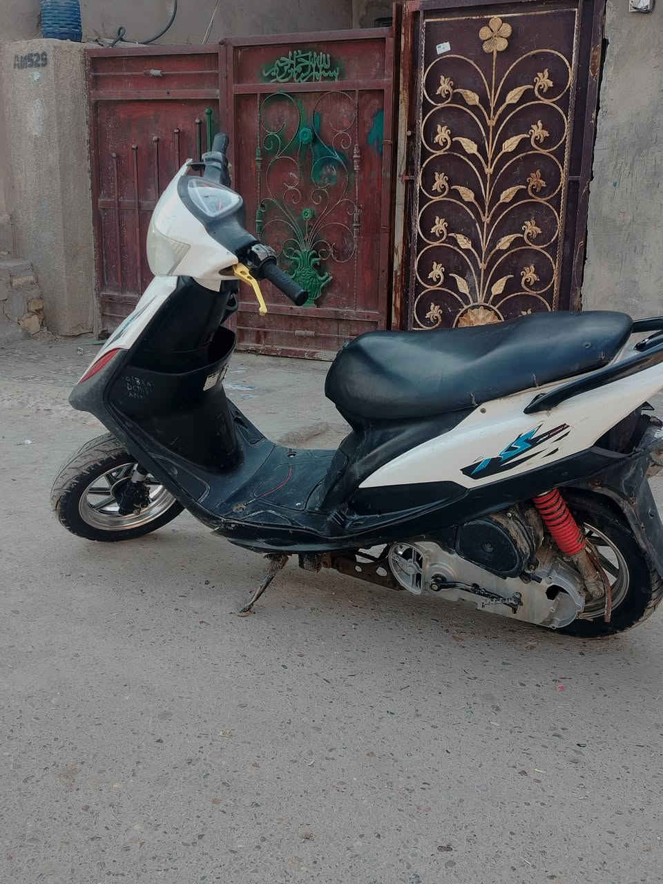 عندي هاذا الكفر بلادي لون ابيض اريد ارواسه بغير لون ااذا اكو راسلني خاص او عل رقمي ***********
