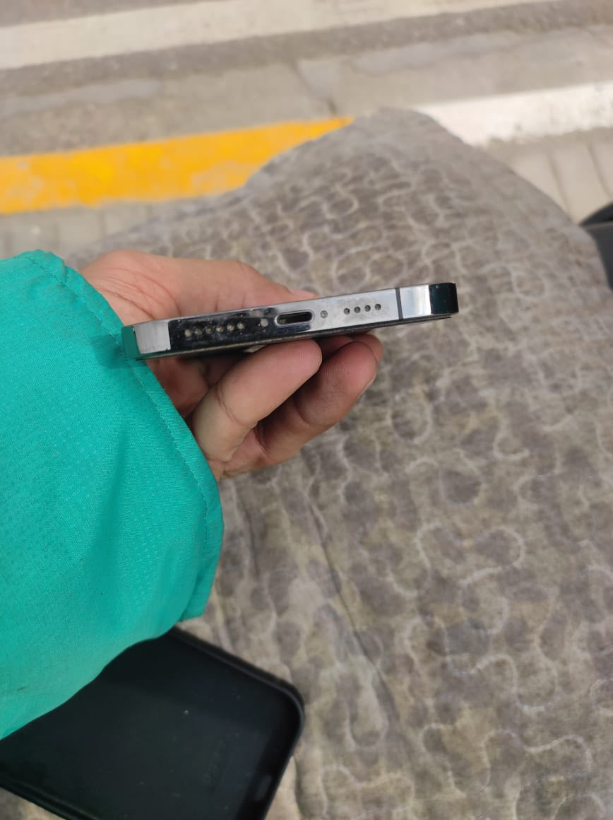 ايفون 12 برو ماكس 
نضيف كلش كلش 
بطاريه 85 ما مبدله ولا معلايه ولا شي 
جهاز بعده عل بلاد 
ذاكره 256
جهاز نضيف ومال بيت 
مكاني بصره تنومه قضاء شط العرب 
يوجد توصيل بغداد فقط 
"مكلف بالنشر" غير متوفر ماسنجر فقط واتساب 
*********** رقم صاحب المباي 
سعره 550 الف دينار عراقي 
او مراوس بمبايل الترا 23 او 22
