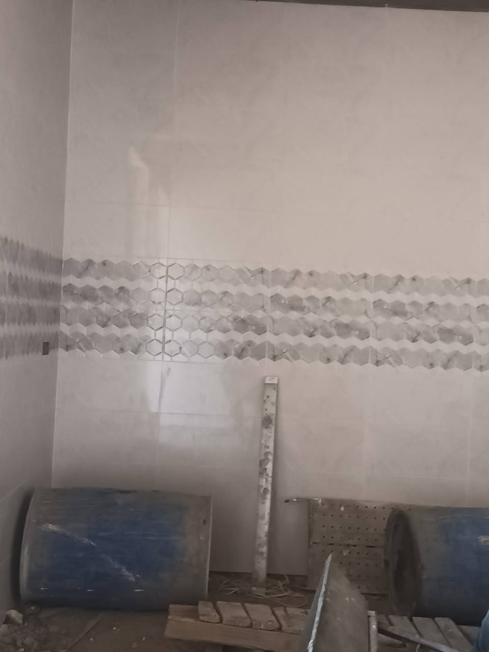 السلام عليكم خلفة سيراميك متفرغ للعمل سقوف وجدار وارضيه وبأسعار مناسبه وهاذ نموذج من شغلي وان شاء الله ينال اعجابكم  رقمي ***********
