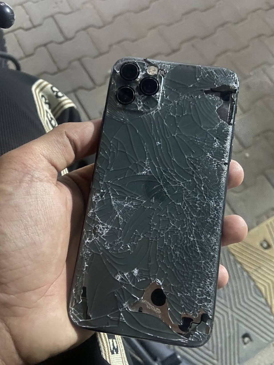 ١١ برو ماكس ذاكره ٢٥٦ بطاريه ٧٦ مستبدل شاشه اصلي مال تفصيخ فيس إيدي شغال كلشيء شغال فلاش كامرات مابيهم اي شيء ضهر مالته تعبان بس سعر ١٧٥ مكاني شعب حي اور ***********
