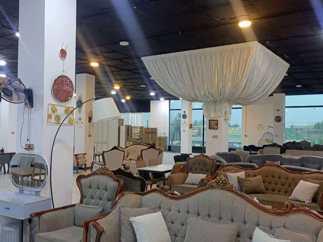 عمارة للايجار على شارع 40 تجاري 
استفسار على الرقم *********** 
يمكنك زيارة المكتب الرمادي شارع 40 قرب جامع الواثق
