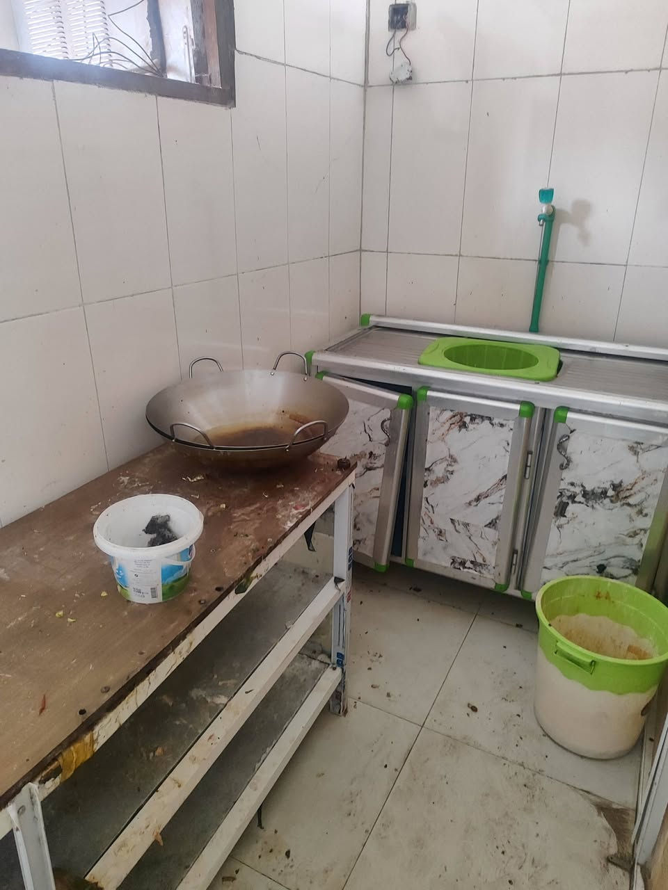 السلام عليكم غراض مطعم للبيع استعمال سبوع فقط
شوايه كص مزدوج دجاج ولحم مستعمله
قلايه فلافل شغل درجه اولى حديد مغلون جديدة غراضه كامله منضمات + طاوات مال قلي عدد 2
حمايه فلافل خطين غاز وهيتر استعمال سبوع جديدة
الباقي نواعم جدوره ستيل مال تخمير ومال فلافل ونواعم مال فلافل
المكان البصرة *********** وتساب يوجد توصيل كافه المحافظات سعرهن اذا شلع كلش مناسب احسبهن
