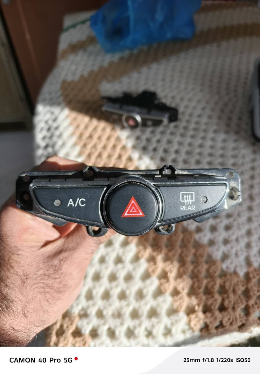 السلام عليكم يوجد لدينا حساس اكسنت تحكم اربعة اشاير زائد حساس تبريد خليجي مات حاوية ويوجد قاعدة فتحه خليجي نجف ***********
