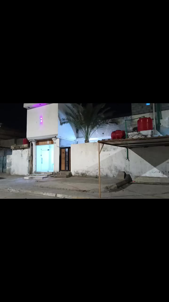 سلام عليكم اخوان اعيد النشر بسبب المواعيد كاذبه بيت للبيع تجاري طابو صرف تحويل ثاني يوم عنوانه البصره الحيانيه طابق ونص غرفتين وصاله ومطبخ واستقبال وصحيات وغرفه فوك مساحته 9 ب 4 السعر ( 175) وبي مجال استفسار ***********
