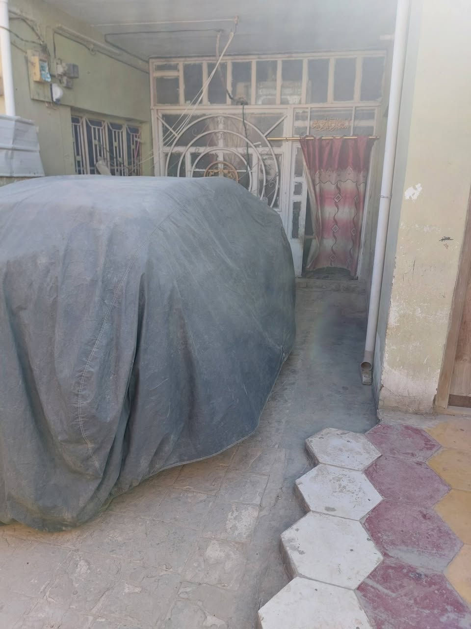 بيت للبيع طابو صرف مساحته ٢٤٠ متر بي اربع غرف ٦×٥ ومطبخ وصحيات داخليه وخارجيه وهول ٩ امتار وبراني ٨ امتار وكراج سياره وحديقه المكان قطاع عشره الشارع قريب على المدارس تبليط ومجاري  ***********
