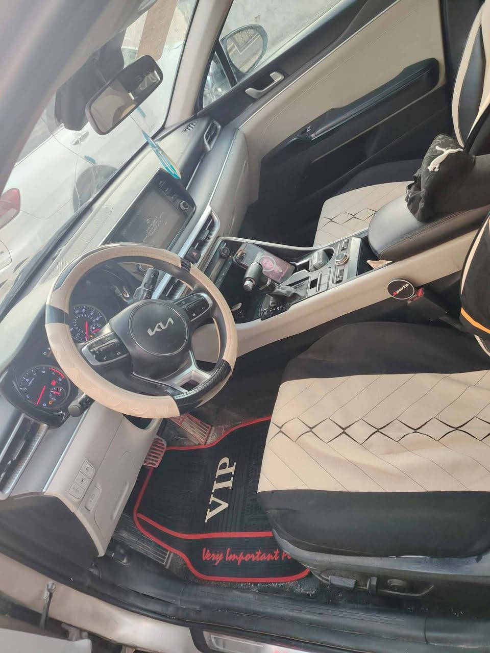 السلام عليكم
السعر 125 وبيه مجال 
كي فايف 2021
معوقين ماباقيله شي وتنفك 
حادثه ناشره يعني بيه 4قطع 
باب وجاملغ مال السدر
وجاملغ مال السائق 
فول مواصفات من عده البنرامه
معروفه المواصفات لي فول 
كير مكفول 
مكينه مكفوله 
***********اني خادم
