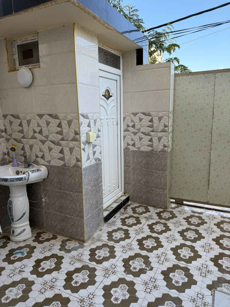 السلام عليكم
دار للبيع 
المساحة 100م طابقين
غرفتين نوم صالة مشتركة مطبخ صحيات
سند 25
كامل خدمات
العنوان ديالى بعقوبة تقاطع القدس دور الزراعة الثالثة
السعر 70 بي مجال بسيط
مراجعة مكتب جبل النور
او الاتصال***********
