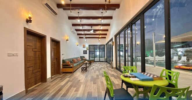 🌿 اكتشف جنة الخصوصية والفخامة...
تخيّل أنك تستيقظ على صوت تغريد الطيور، ونسيم عليل يحمل رائحة الورد والأعشاب الطبيعية. أمامك مزرعة فسيحة تمتد على مساحة واسعة، محاطة بأشجار نخيل شاهقة وحدائق خضراء متراصة بعناية.
في قلب المزرعة، فيلا أنيقة بتصميم عصري مع لمسات تراثية دافئة، تحتوي على صالونات مريحة، غرف نوم فاخرة بأسرّة ملكية، ومطبخ مجهز بالكامل. أما الخارج فيبهرك مسبح خاص كبير يعكس أشعة الشمس، ومجالس خارجية مريحة مصنوعة من الخشب الطبيعي، مثالية لجلسات القهوة الصباحية أو السمر الليلي تحت ضوء النجوم.
هنا، الوقت يتوقف... لا صخب، لا ازدحام، فقط أنت وعائلتك أو أصدقائك، تستمتعون بتجربة استثنائية تجمع بين الراحة المطلقة والفخامة الهادئة.
مزرعة [] – حيث تتحقق أحلام الإجازة المثالية.
📍 موقع متميز – [قضاءبلد ]
🕒 متاحة للحجز الآن
للاستفسار والحجز:
💬 واتساب: [***********]
#تأجير_مزارع #مزرعة_فاخرة #إجازة_خصوصية #مزارع_الرياض #شاليهات_VIP
