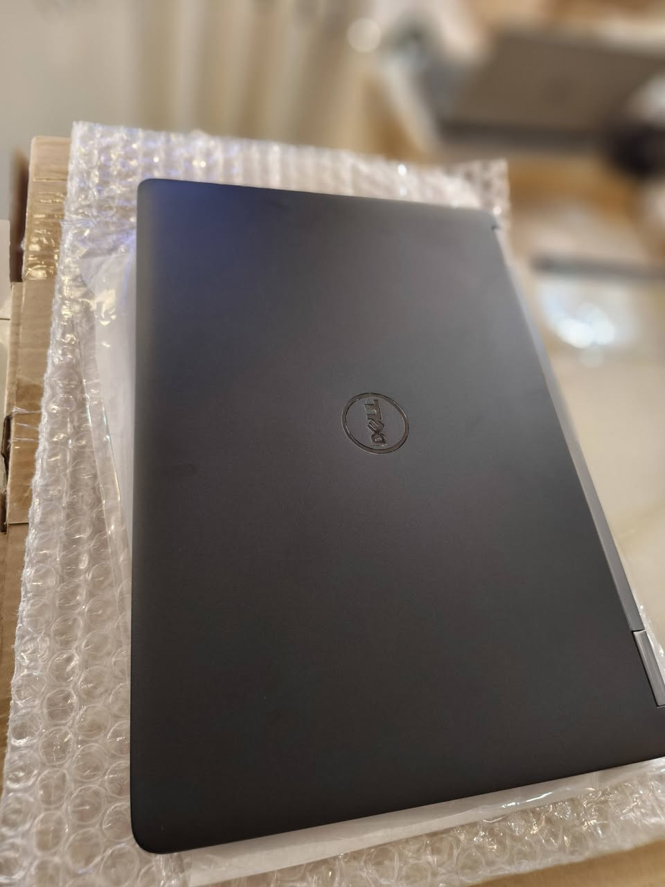 سلام عليكم (للبيع)
موصفات:

1. *الموديل*: Dell Latitude E7470 - حجم الشاشة 14 بوصة
2. *المعالج*: Intel Core i7 الجيل السادس 6TH
3. *الذاكرة العشوائية RAM*: 8GB
4. *التخزين*: 256GB SSD 

الحاسبة من فئة الأعمال Business Laptop وخفيفة ومناسبة للشغل المكتبي والبرمجة الخفيفة والدراسة. الجيل السادس مو الأحدث
سعرها ٢١٠وبيها مجال بسيط 
مكاني شارع المدينه عامود ١٤
رقم الهاتف للتواصل واتساب ***********
