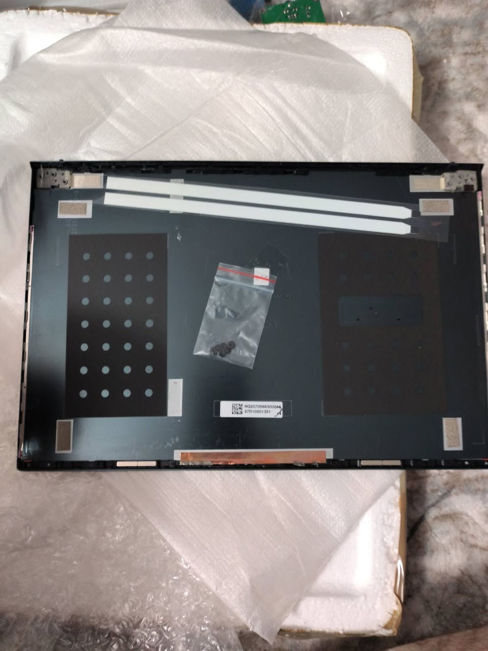 شاشة لابتوب OLED الأصلية مع الكفر الخلفي (الغطاء) كامل لـ Asus ZenBook 13
​طقم كامل وجديد توب، يفيد جداً للي لابتوبه مكسورة شاشته أو الغطاء الخلفي صاير بيه فطر.
​المواصفات والتفاصيل:
​الشاشة: شاشة OLED الأصلية من شركة SAMSUNG.
​موديل الشاشة (PN): ATNA33XC11-0.
​القياس والدقة: 13.3 إنش بدقة Full HD (1920x1080).
​المنفذ: 30 Pin.
​الكفر الخلفي (الغطاء): موديل UX325A المخصص لسلسلة Asus ZenBook 13 UX325.
​الملحقات: يجي وياه كيس البراغي الأصلي الخاص بالكفر.


**إذا كنت صاحب هذا الإعلان وتريد حذفه لأي سبب، رجاءا أرسل رسالة إلى الدعم الفني**