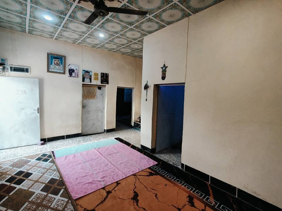 السلام عليكم بيت للبيع واسط حي الحكيم شارع التمايمه يحتوي على غرفتين نوم وصاله واستقبال وصحيات وطرمه وحديقه البناء بلوك مرقم من قبل البلديه يبعد عن الشارع 400 المساحه 200 يشتغل على شارعين السعر 30 وبي مجال متوازين على بيعته المراجعه دلاليه سيد حيدر***********
