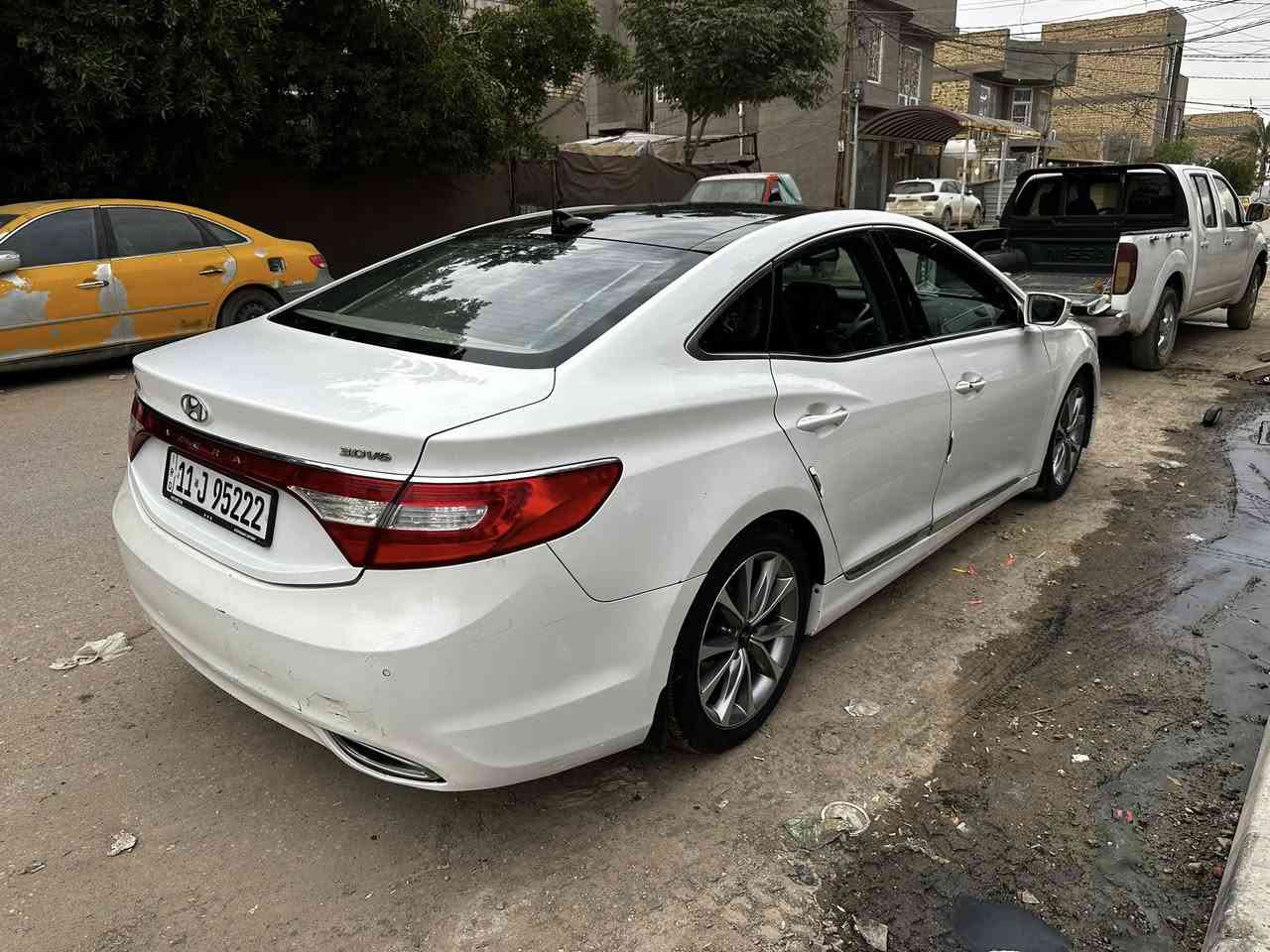 اشرحلك بالتفصيل حتى ما أكون محرج أمامك خاف بعض الإخوه يتعنه من مكان بعيد . 
خليجي  2012 رقم بغداد دولي باسمي سنويه جديدة فول مواصفات محرك 3 آلاف بيها 3 قطع ماعابر بس شويه بالتكمه مقدار اقل شبر منظومة تبريد الله يشهد 500 الف سويتها تبريد يلسع سيارة جاهزة من كلشي وتراي وين ماتريد 
بصمه . بنورما . بصمة أبواب . 
سعر 98 ربيها مجال قليل 
مكان السيارة الديوانية مركز المدينة 
هذا رقمي بي وتساب وتحياتي 
***********
