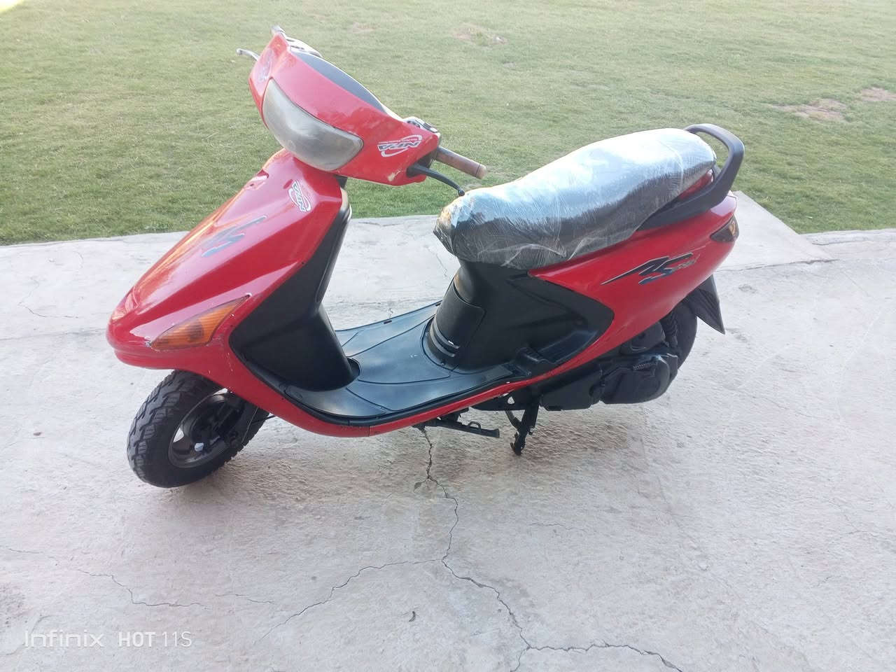 السلام عليكم متاح دراجه فراشه   ياباني الدراجه جديده حيل
كامله مانقصه برغي مكينه بلجيس اتكتك اتكتك حيل ناعمه شلعه معدل فوول  
كهرباءيات كامله سلف هندر لايت عالي ناصي هورن  اشاير وره كدام كله شغال 
دبلات فوول زوج تايرات جدد     السعر  325  وبيه مجال للشراي للستفسار الاتصال *********** مكاني بلقاسم تحياتي مستعجل ع بيعته
