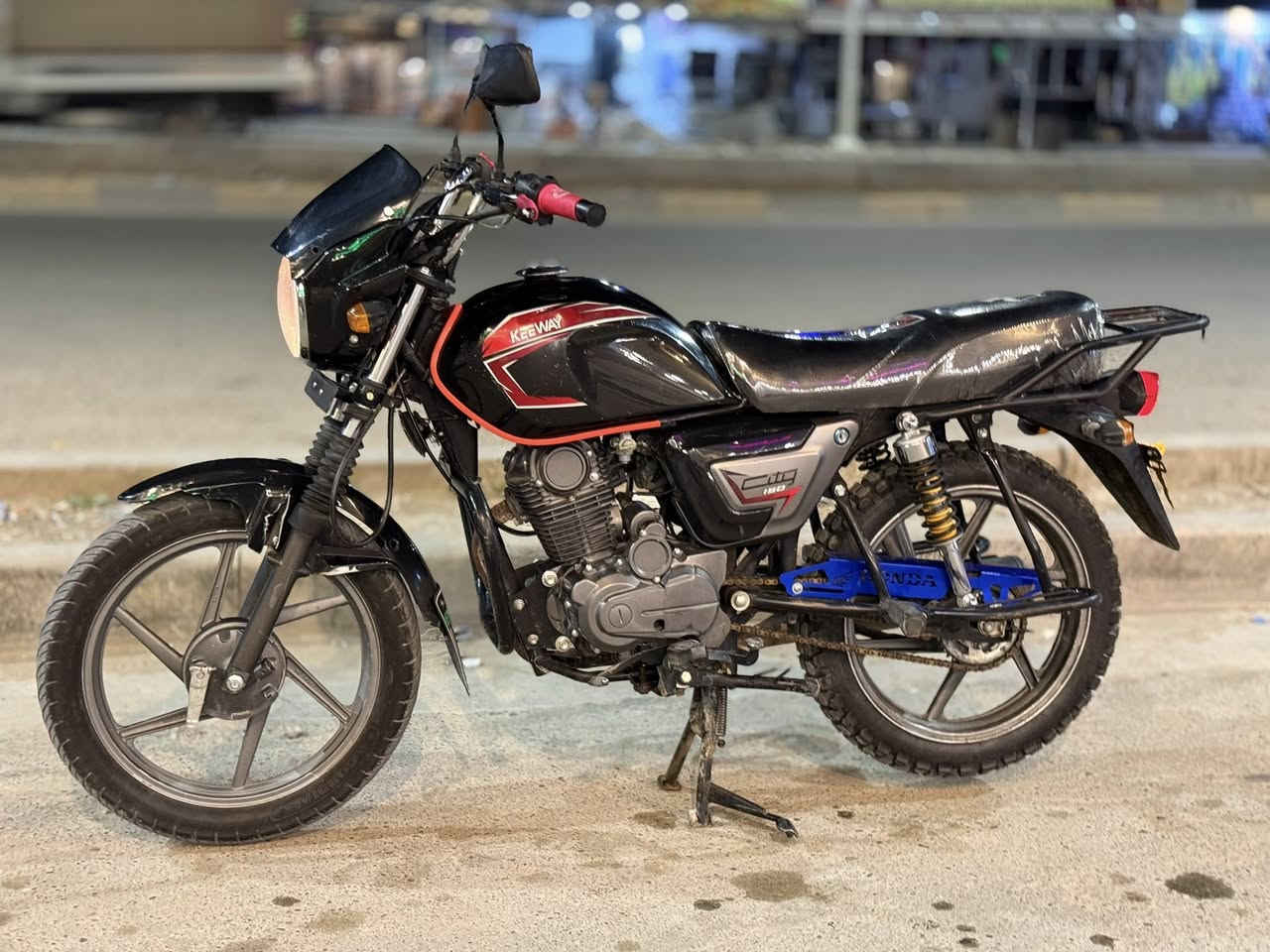 السلام عليكم دراجه شنك البيع / محرك ضاغطه وسنجيل شرط مامفتوح دراجه اب حلات وكله اورق اصلوي مكفوله من كلشي السعر /900 وبي مجال / العنوان صلاح دين قضاء بيجي / الرقم /*********** متواجد بس ؏ رقم
