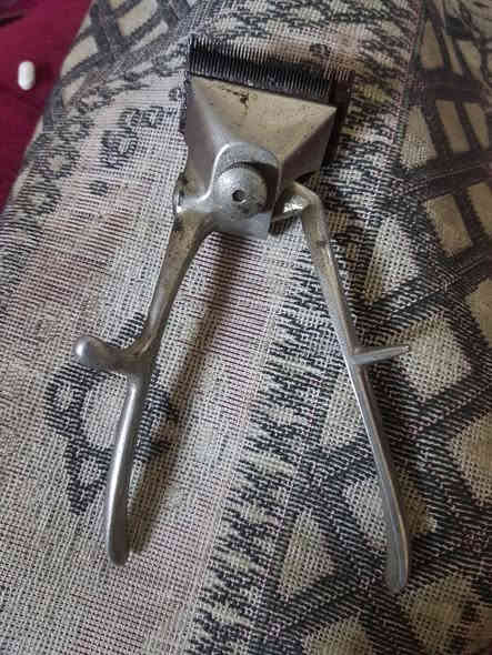 السلام عليكم اخوان ماكنه حلاقه يدويه قديمه شغاله للبيع يوجد توصيل 
***********
