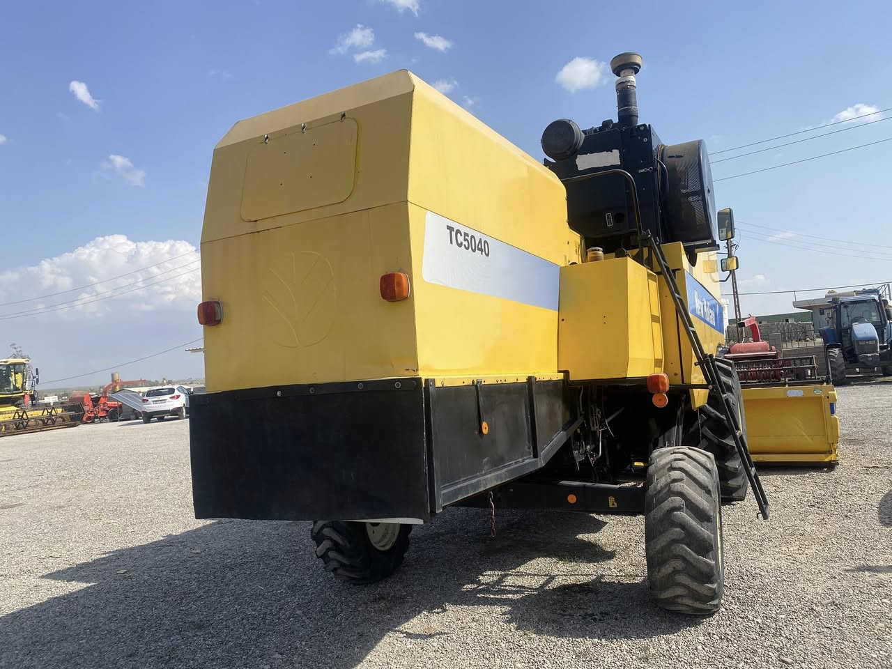 حاصودة للبيع
مواصفات :
*موديل 2014
*قايش 5040
*أوروبي بلجيكي اصلي
*مكفول كفالة عامة
العنوان : كركوك -قرب مطعم ميديا
رقم الهاتف :
***********
***********
New Holland
