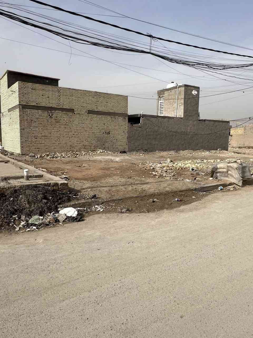 سلام عليكم ارض للبيع ٢٠٠متر متوفر كافه الخدمات عنوانهه سبع قصور شارع ابو علي قرب جامع الحمزه فرع المصور ابو وسام الشراي يتصل***********
