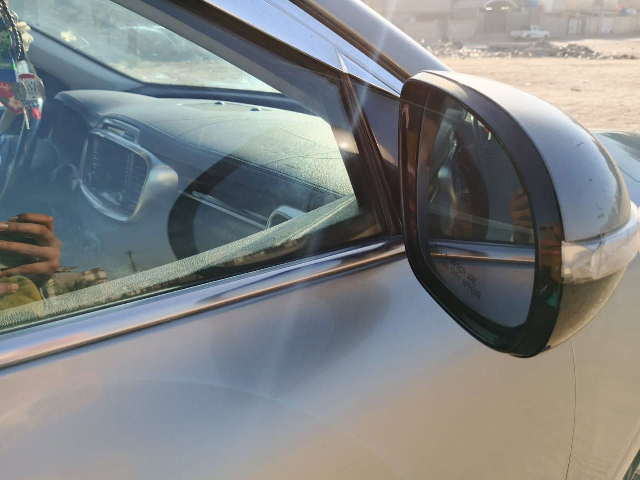 للبيع  سيارة سورينتو فئة  sx محرك 6 سلندر وارد امريكي موديل 2016🛡️ أنظمة الأمان
🔹 وسائد هوائية أمامية وجانبية وسقف
🔹 ABS + EBD (نظام مانع انغلاق الفرامل وتوزيع الفرامل)
🔹 نظام ثبات السيارة VSM / ESC
🔹 حساسات ركن أمامية وخلفية
🔹 نظام مراقبة ضغط الإطارات (TPMS)
🔹 نظام مراقبة النقطة العمياء الراحة والميزات الداخلية
✔️ عدد المقاعد: 7 (3 صفوف)
✔️ مقاعد أمامية كهربائية 
✔️ تكييف أوتوماتيكي ثلاث قطع
✔️ شاشة نظام ترفيهي/معلومات مركزية
✔️ عجلة قيادة متعددة الوظائف
✔️ حساسات ركن وكاميرا خلفية
✔️ فتحة سقف بانورامية 
✔️ تدفئة للمقاعد 
رقم بغداد بأسمي 
تبريد 3 قطع 
جاهزة من كلشي 
حدادية 
مكينة وگير خير من الله 
كشنات كهربائية 
السيارة ماشية 
100ميل
السعر رايدهه 180
رقم /***********
البصرا الزبير
