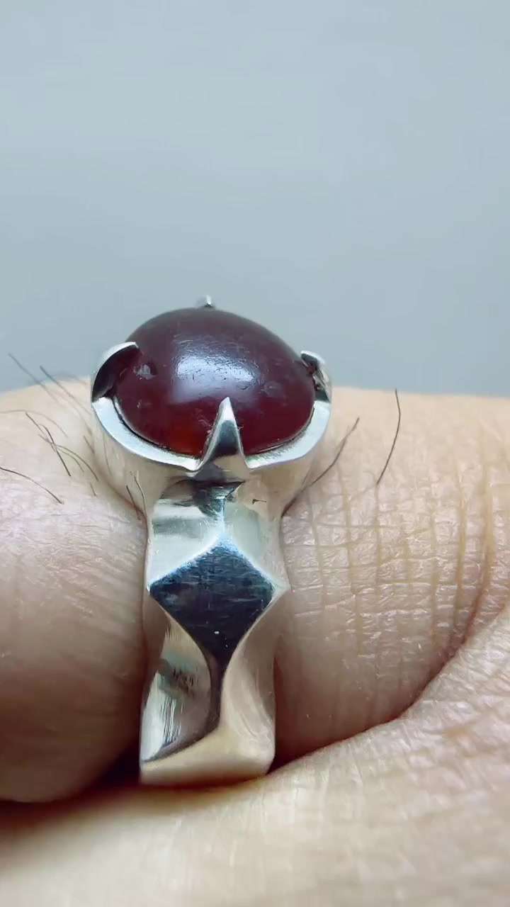 يماني قديم جدا مثقوب ثقب ستندر 

صياغه المولا سجاد // قياس 23/22

بغداد حي جميله 

السعر قفل من الأخير بدون عمله ولا مراوس 200 الف 

***********
