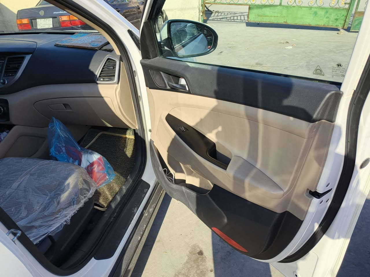 السلام عليكم
توكسان ٢٠١٦ خليجي شكل ٢٠١٨ الحديث محرك دوش المرغوب
السيارة جديده  ونظيفه مابيها لا صبغ ولا شخط
ثلاثه انظمة قيادة(سبورت /ايكو /اعتيادي) 
مرايه كهرابائيه 
تبريد قطعتين خلفي وامامي
حساسات خلفيه وكامره 
سيارة مكفولة كفاله عامه ماشية(١١٧) 
السونر موجود بالصور
السعر ١٨٠ وبيها مجال حك الجيه
للتواصل ***********
