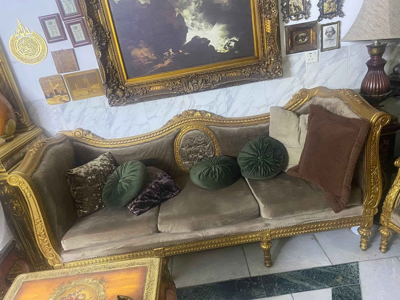 اسلام عليكم نص تخم مصري نقش ناعم مع بوفيه وميز طعام وسيت طبلات عجينه هندي اثاث جدآ نضيف ومصري كله ***********
