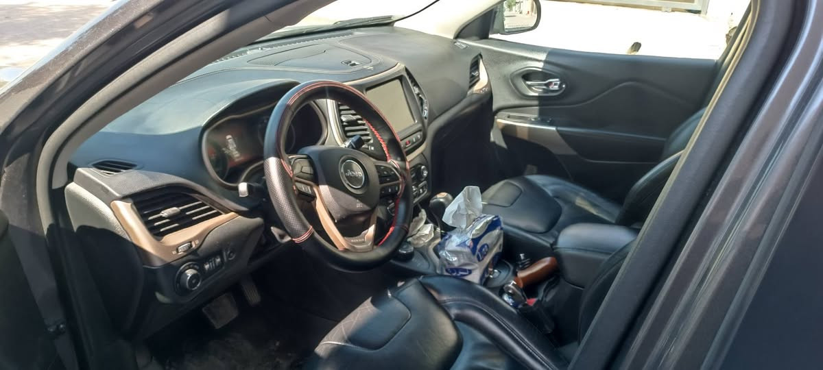 جێب شیروکی مودیل 18 بسمە  شغال کوشن جلد کوشن هیتر سوکان هیتر فول فولە پانوراماییە دەفتر بەنزینی هەییە سەنەوی دوومانگ بەسەر چووە فقط شەرت گیر مەکینە شەرت تەحویل وکالە چوار تاییەی لۆک سەیارەکە بێ مەسرەفە و ماڵی دوستە ژ.م *********** كركوك, العراق
