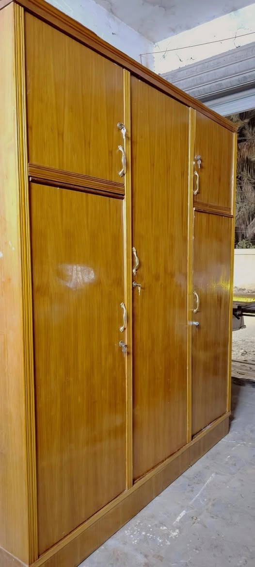 كنتورين صاج للبيع ابو ٣ابواب الارتفاع مترين و٢٠ والعرض متر و٨٠ سعره ٢٠٠ وبيه مجال والثاني ٦ابواب صاج الارتفاع مترين و٢٠ والعرض ٣امتار وربع تقريبا السعر ٢٥٠ مكاني بغداد الشعلة هاتف *********** وبيه واتساب
