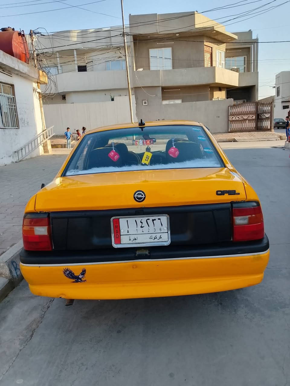 السلام عليكم عيني عندي فكره للبيع موديل 1994 حجم 18 سنويا عظم عاج بطاقه بنزين بيها محرك كير شرط سياره نظيفه وجاهزه كشر داخل نظيف مكان كركوك سعر 35 بي مجال بسيط*********** ***********
