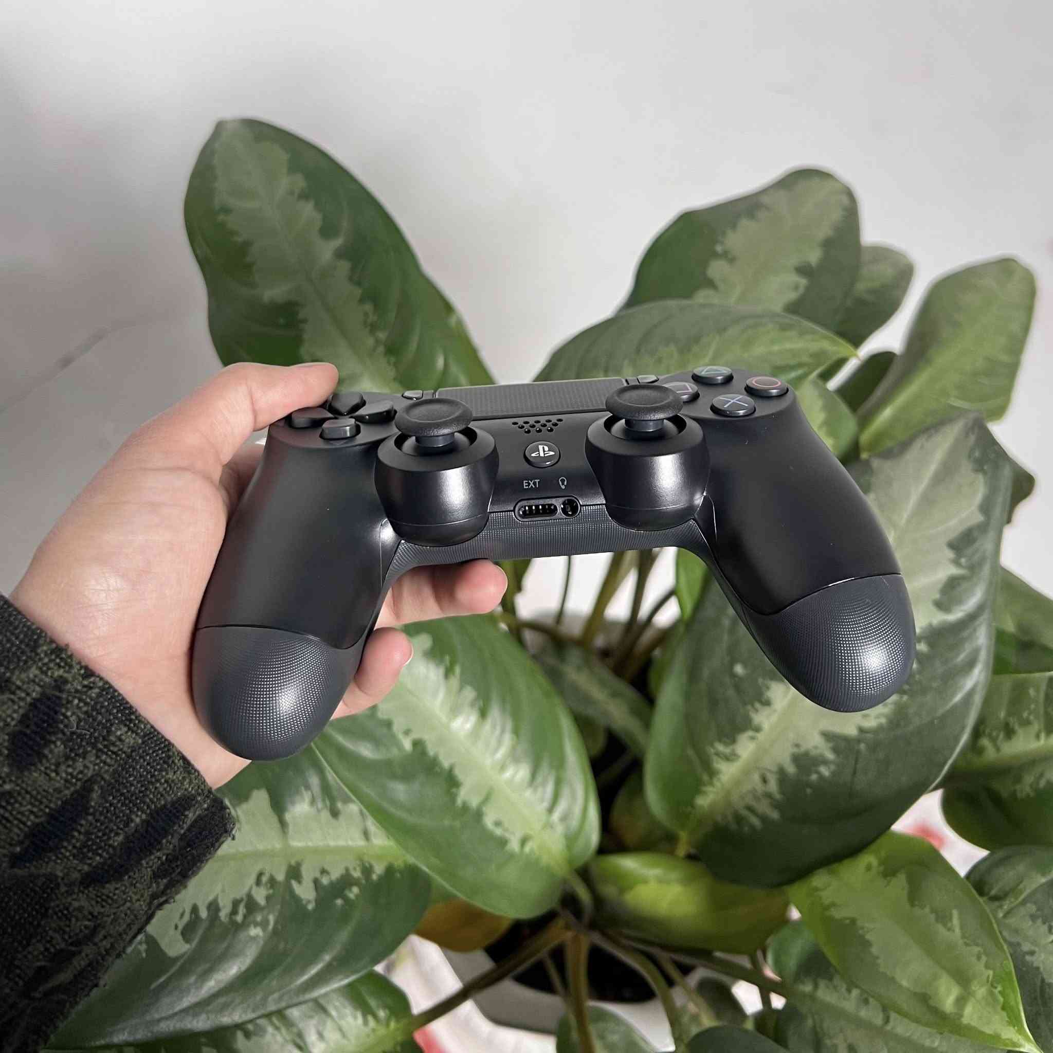 ️ تنويه: جويستك تجاري (تقليد)
🎮 جويستك كوبي DualShock 4 متوفر بكميات كبيرة

إذا تريد تلعب براحة وتحكم أدق على الـ PS4، هاي اليد اختيار مضبوط.
تصميم مريح باليد، عصي تناظرية دقيقة، أزرار سريعة الاستجابة، بيها Touch Pad، سماعة مدمجة، زر SHARE، وشريط إضاءة يضيف جو حلو أثناء اللعب.

🔋 بطارية شحن داخلية
🎧 مدخل سماعة
📦 تجي ويها كيبل شحن ودليل استخدام

🚚 توصيل لباب البيت
💰 السعر شامل التوصيل:
بغداد 21 ألف دينار
باقي المحافظات 23 ألف دينار


**إذا كنت صاحب هذا الإعلان وتريد حذفه لأي سبب، رجاءا أرسل رسالة إلى الدعم الفني**