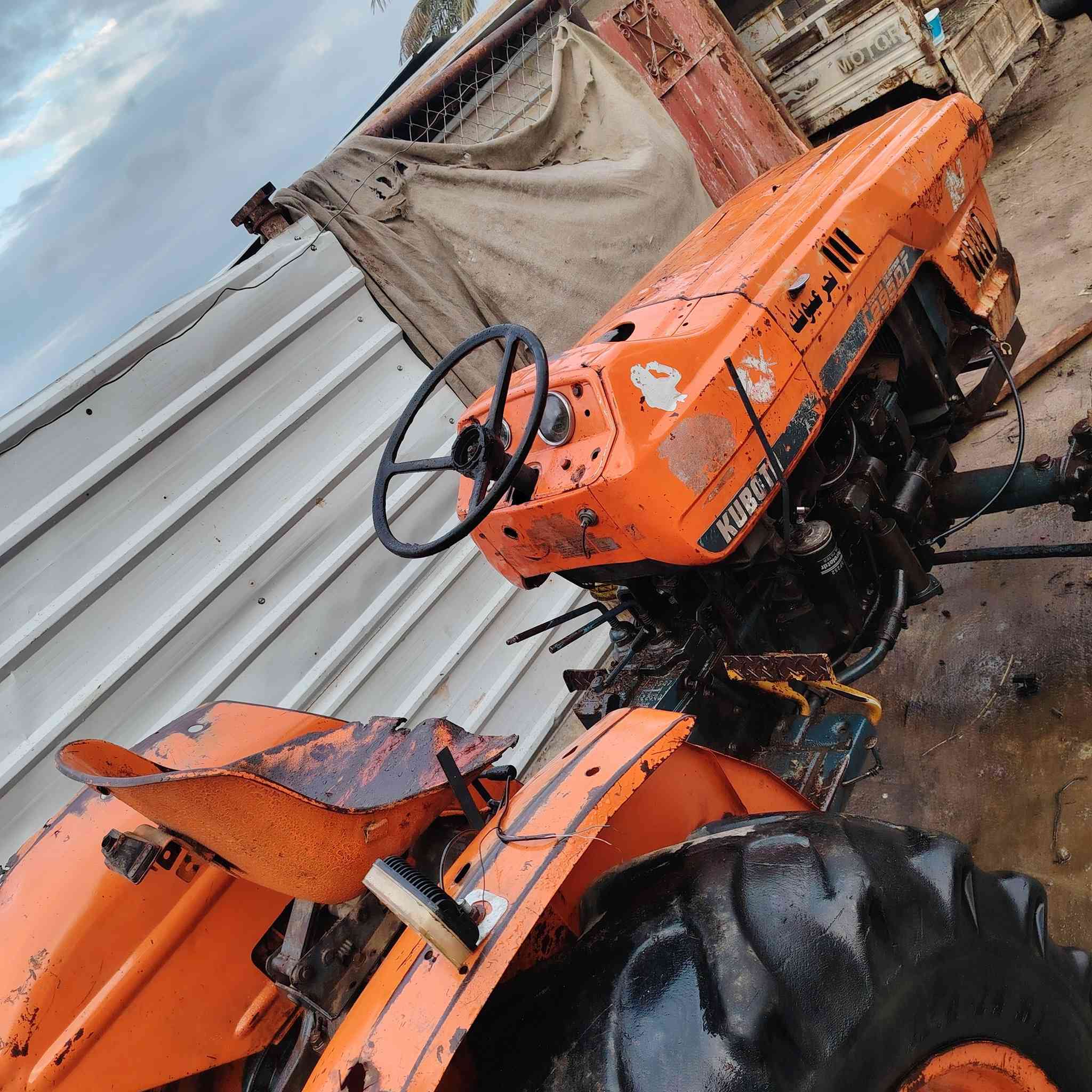 سلام عليكم ورحمة الله وبركاته يوجد للبيع مكينه كابوته مديل ٨٥ مع رفاسه *********** المكان ديالى
