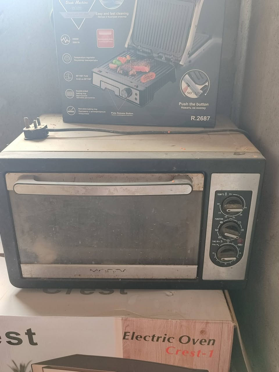 شافطة طباخ...شغاله اضويه ومفرغه...السعر50 وبيه
مكنسه السعر30 وبيه مجال
اوفن شغال25
ديوانيه....***********
