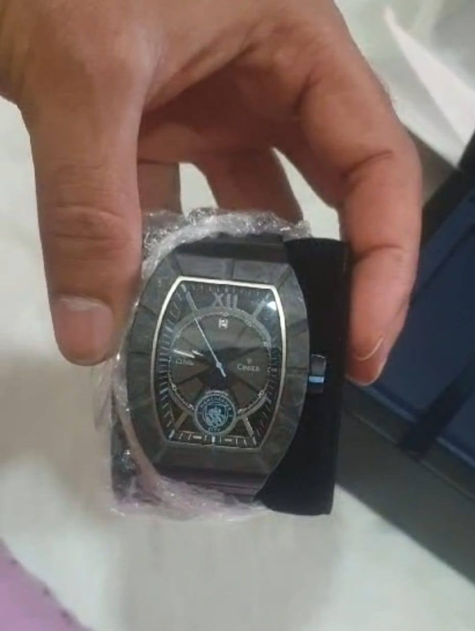 تقييم شكد تسوه الساعه عدنه .
ساعة Cimier سويسرية - إصدار مانشستر سيتي المحدود (الندرة: 056/777)
​النوع: ساعة أوتوماتيكية سويسرية فاخرة (Swiss Made).
​المادة: هيكل من الكربون المطروق (Forged Carbon) الفاخر، خفيف الوزن ومقاوم للصدمات.
​الندرة: إصدار محدود جداً، قطعة رقم 056 من أصل 777 فقط عالمياً.
​المميزات: محرك مكشوف من الخلف (25 Jewels)، زجاج ياقوت ضد الخدش، وشعار نادي مانشستر سيتي الرسمي.
​الحالة: ممتازة وتعمل بدقة عالية.
​قطعة نادرة تجمع بين الفخامة التقنية والقيمة التاريخية للمشجعين والجامعين.


**إذا كنت صاحب هذا الإعلان وتريد حذفه لأي سبب، رجاءا أرسل رسالة إلى الدعم الفني**