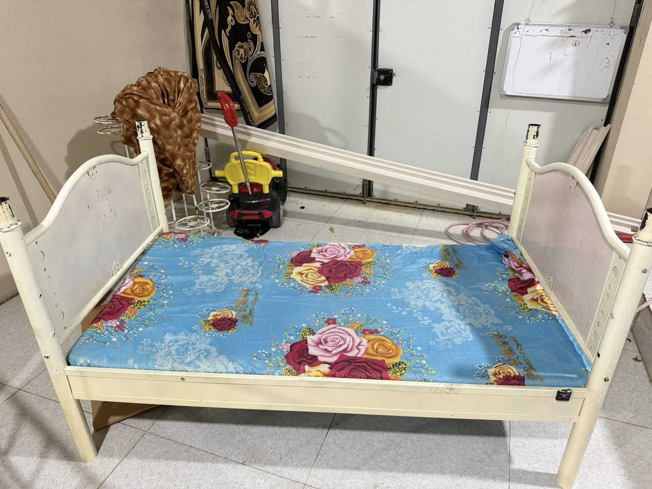 مەعەرەزەکە نوکە دەرزی شوختی نییە ٣٠٠هەزار قوفڵ
دوو سیسەم بە دۆشەکەوە ٧٥هەزار هەردوکی ١٥٠*٩٠

مەعەرەزەکە ٣متری تەواو نییە کلیلەکانیشی ماوە
وە ئەوەش قیاسی سیسەمەکەیە نوسیومە دوو دانە ئەچنە سەر یەکیش ئەبنە دووقات
وە هەرچیتیش هەیە لیو ئەکرم ***********
