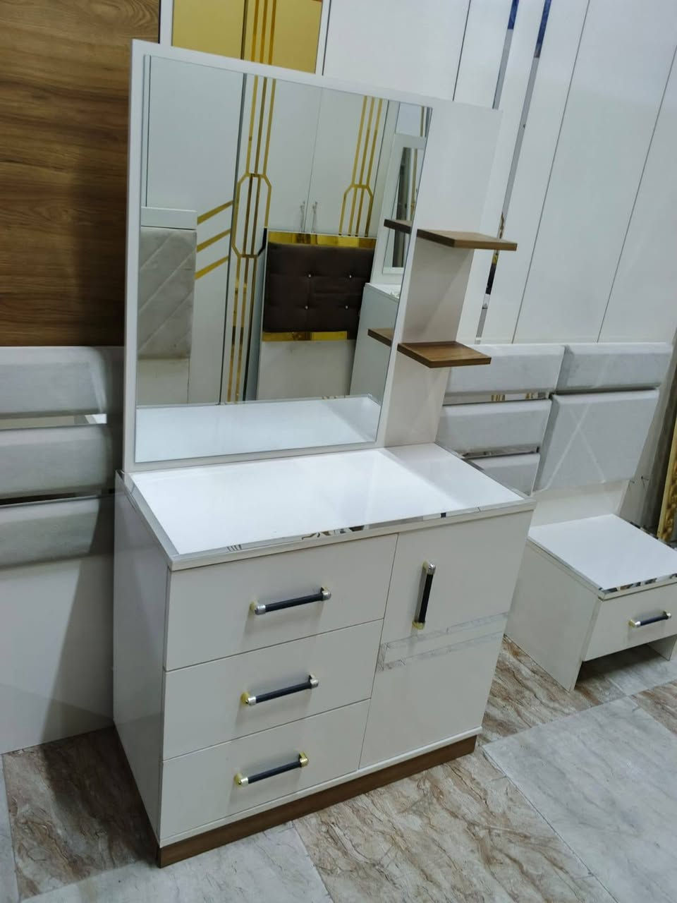 غرفة ٨ ابواب ٧ قطع 
للاستفسار ***********
