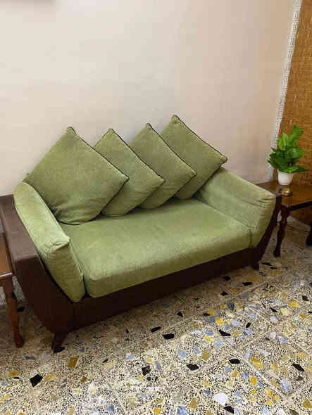 مرحبا عندي هذا التخم بالاستقبال اريد ابيعه نظافة 80% مدة الاستخدام سنتين سبب البيع اريد انتقل لغير بيت 
سعر الشراء : ٨٠٠ الف 
سعر البيع : ٣٠٠ الف وبي مجال 

للتواصل مراسلة الرقم ***********
