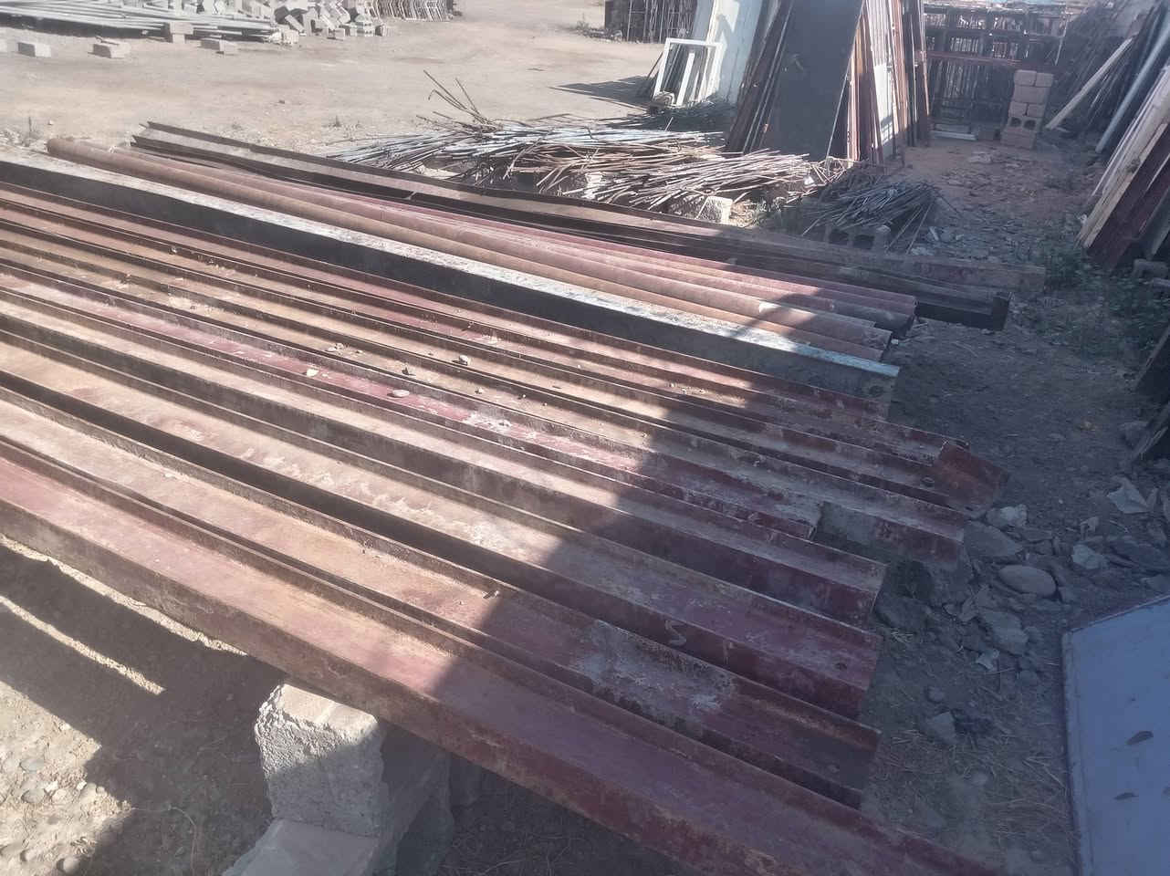 سلام عليكم ورحمة الله وبركاته شلمان وبواري وبوب وشبابيك مستخدم وجديد وبلاستك وحديد اللبيع المكان الشرقاط الساحل الأيسر عويجيله اتصل على رقم ***********
