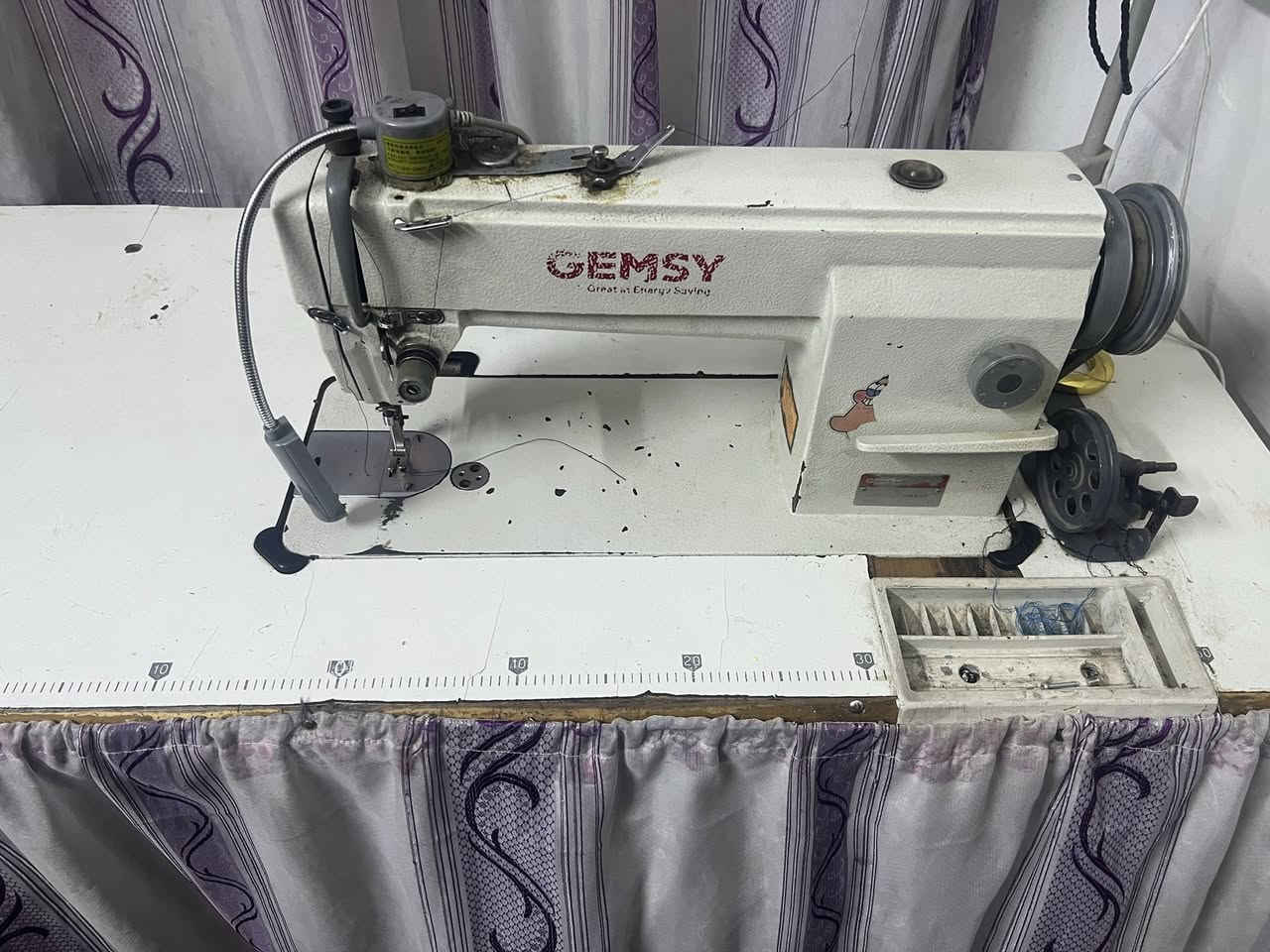 مكينه خياطه صناعيه جمسي ماطور نضيف كله نضيف  ويها ميز مالته ستفسار بي ***********وتساب توصيل ماكو مكاني بغداد الكريعات سعر 250
