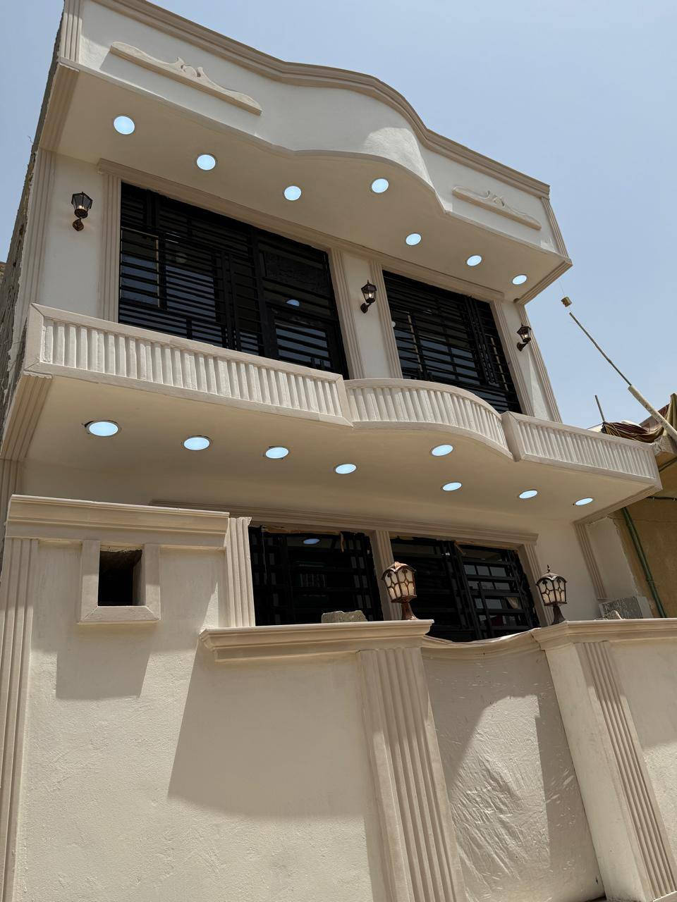 الهم صل على محمد وال محمد 
بيت بمساحه 60متر  طابقين مسلح
بناء درجه اولى كما موضح بالصور 
يصلح سكن أو حسينيه لخدمة الزوار  لقربه من طريق ياحسين  طريق بغداد كربلاء جهة الدخول  عمود 186  كافة الخدمات
رابع قطعه عن الشارع العام  لمعرفة السعر وباقي التفاصيل ***********
