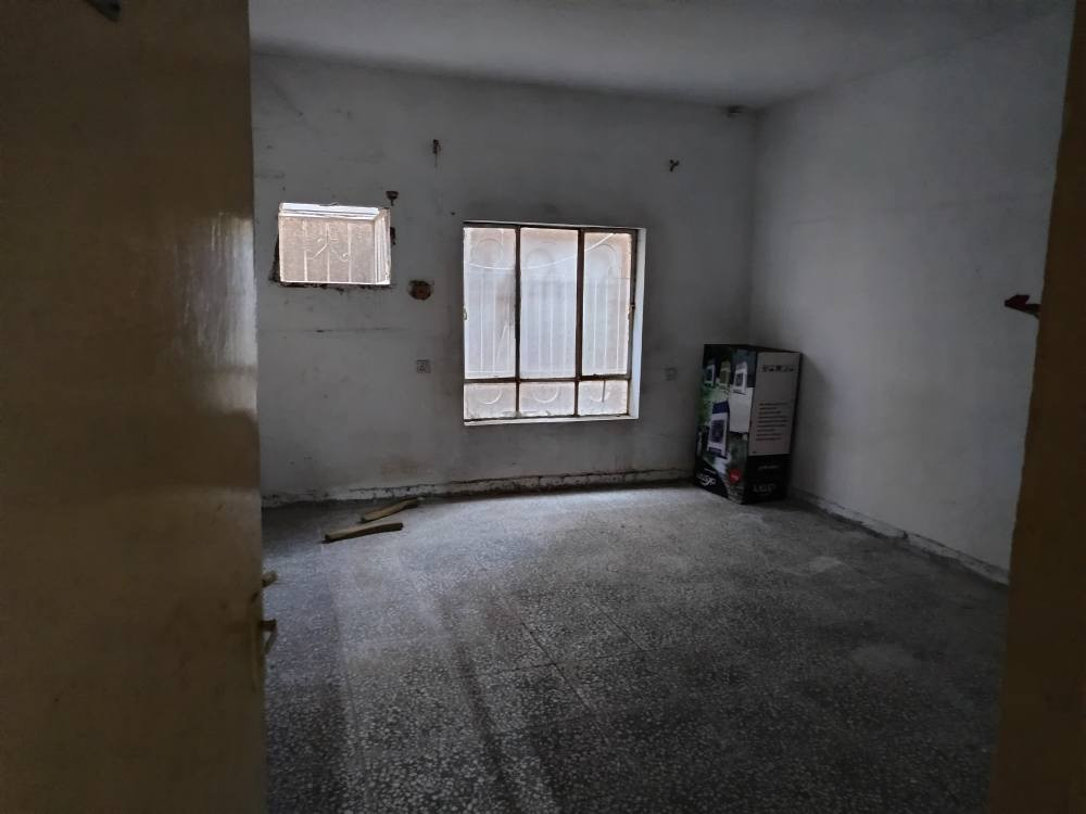 بيت للايجار في بابل/ الحلة حي المشتل شارع 60 شارع خلف  الموازي شارع 60 قريب جدا مساحة250 متر  يحتوي على اثنان غرف ومجموعة صحيات ومرافق صحية منفصلة ومطبخ واستقبال كبير وكلدور داخلي وحديقة و مع مخزن في الطابق العلوي. رجاءا رجاءا للجادّين فقط الاتصال على الرقم *********** مبلغ الايجار الشهري 350 الف قفل قفل..
