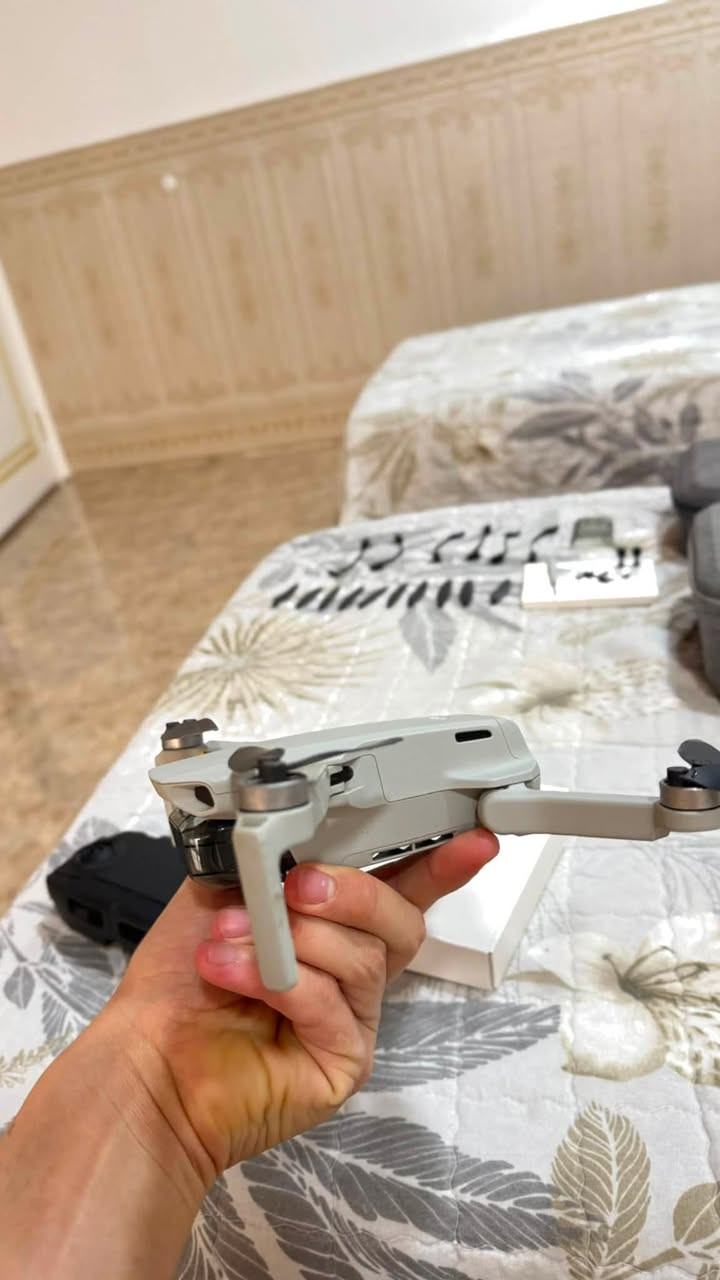 � للبيع DJI Mavic Mini
درون بحالة جيدة، مناسبة للتصوير الجوي والاستخدام الشخصي، وجميع ملحقاتها متوفرة.

المواصفات:
✅ تصوير فيديو بدقة 2.7K
✅ مدة طيران تصل إلى 30 دقيقة
✅ مدى تحكم يصل إلى 5 كم
✅ ارتفاع يصل إلى 500 متر
✅ عدد 3 بطاريات

الملحقات:
✔️ جميع الملحقات الأصلية
✔️ جهازا تحكم (ريموتان)
✔️ مروحيات احتياطية
✔️ عدد 2 جنطة حمل
✔️ شاحن  وجميع الكيبلات

ملاحظة:
يوجد كسر في أحد الأذرع (الجناح) ويحتاج إلى تصليح، أما باقي الطائرة وجميع الملحقات فتعمل بصورة طبيعية ومضمونة. إمكانية الفحص والتجربة متوفرة قبل الشراء للتأكد من حالة الطائرة وجميع الأغراض.

💰 السعر: 550,000 دينار عراقي (قابل للتفاوض).

🚚 متوفر توصيل إلى جميع محافظات العراق.

📩 للاستفسار أو الاتفاق، يرجى التواصل على الخاص


**إذا كنت صاحب هذا الإعلان وتريد حذفه لأي سبب، رجاءا أرسل رسالة إلى الدعم الفني**