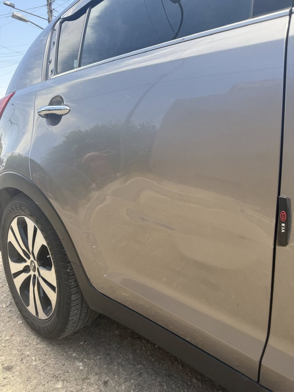 السلام عليكم للبيع سبورتج 2013 وارد كندي فول موصفات للاخير
شاشة جبيره بلادية
ضررها باب السايق مبدل نفس اللون  والي وره السايق مصلح 
ودحجه خفيفه بلباب الخلفي الي وره الصدر ممصلحها لهسه موضحه بالصوره 
مكينة 2400 دوش مفتوحة 
كير كفاله 
صدر جديد 
منضومه تبريد جديده 
ب130 وبيها مجال 
صور الحادث ماعندي 
مكان بغداد البنوك
***********
