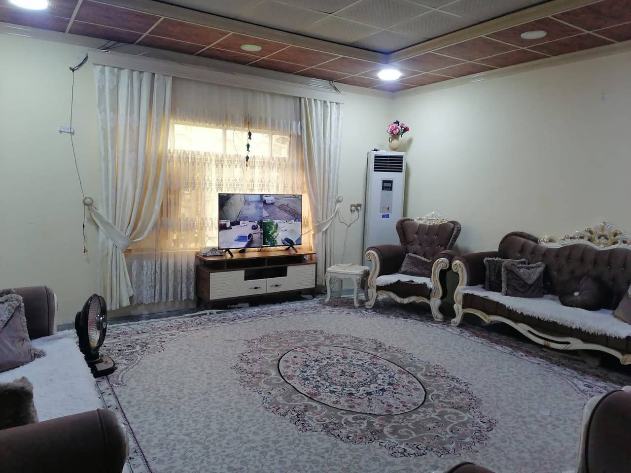 #دارللبيع
خانووى دوو نهوم بو فروشتن له گه ره كى ده روازه فرع نه هرو سپورت كولانى فول خدمات نزيك  شه قامى ده روازه

روبه رى 230 متر 

پيكهاتوه له :- 2 ژور نوستن - هول - مطبخ - ميوان - گه راج
نهومى دووه م 2 ژور نوستن - مطبخ

نرخ 130 مليون 

بوزانيارى زياتر په يوه ندى بكه ن به عقارات ستار اكرم بازرگان

📍ناونيشان : كه ركوك بازارى ئازادى ته لارى ئاسو

***********
***********
