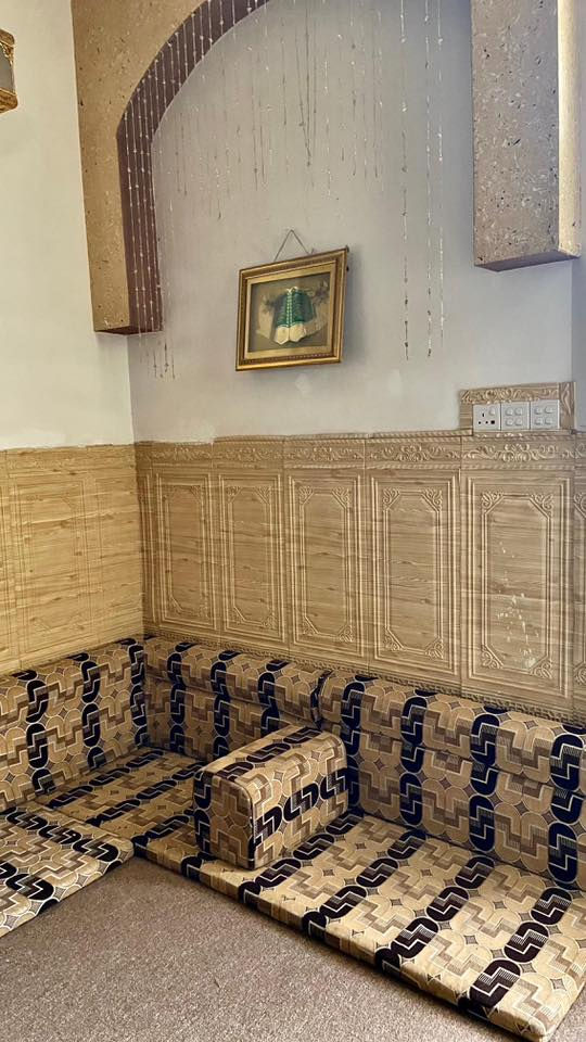 ديوان كامل للبيع  السعر 230 الف
مكانه موجود في حي النداء
***********
